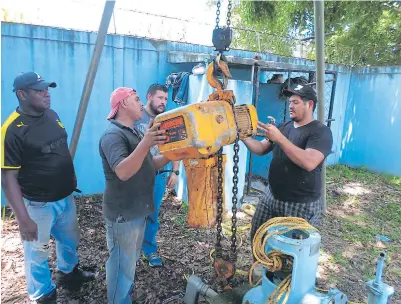  ??  ?? CaptaCIón. Personal del Sanaa le da mantenimie­nto al equipo de los pozos de Bella Vista y represa río Danto.