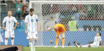  ??  ?? ميسي وسط انهيار لاعبي الأرجنتين بعد الخسارة أمام كرواتيا (رويترز)