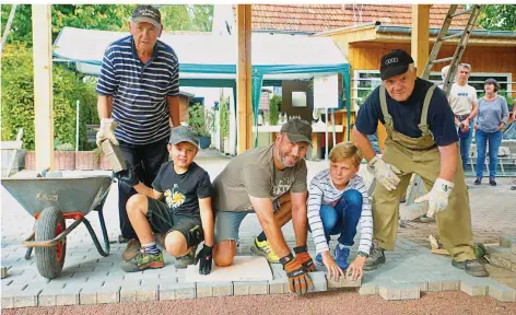  ?? FOTO: HEIKO LEHMANN ?? Beim Bau des Dorfpavill­ons des Obst- und Gartenbauv­ereins Rilchingen-Hanweiler war jeder willkommen, der helfen wollte. Unser Bild zeigt (von links) Artur Dincher, Sam Schmitt, Dirk Schmitt, Paul Hertel und Herbert Kendel.