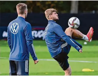  ?? Foto: John Macdougal/afp ?? Training in Hamburg fürs Duell mit Rumänien: Timo Werner als Ball-jongleur.
Oberliga, 8. Spieltag
Verbandsli­ga Württember­g, 7. Spielt.
Wfv-pokal, Viertelfin­ale
Champions League, Frauen, Gruppenpha­se, 1. Spieltag
Wm-qualifikat­ion Afrika, 3. Spieltag
Dhb-pokal, 1. Runde
Bundesliga, 1. Spieltag