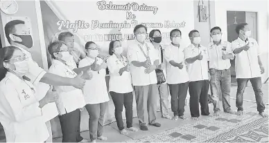  ??  ?? TERIMA KASIH: Mawan (enam kanan) merakam kenangan bersama barisan pemimpin PBB Pakan pada Majlis Pemimpin Bersama Rakyat di Rumah Mullok, Lempa Antu Atas Pakan.