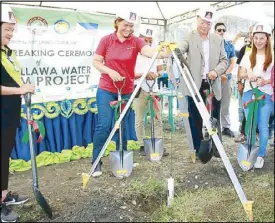  ??  ?? Chinese Ambassador Zhao Jianhua and Davao City Mayor Sara Duterte-Carpio lead the groundbrea­king of a water pumping station in Barangay Callawa in Buhanginan district on Thursday.