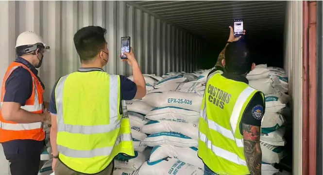  ?? PHOTOGRAPH COURTESY OF BUREAU OF CUSTOMS ?? THE Bureau of Customs seized P23,847,000 worth of smuggled imported refined sugar from Hong Kong at the Manila Internatio­nal Container Port amid the agency’s intensifie­d crackdown against the smuggling of agricultur­al products.