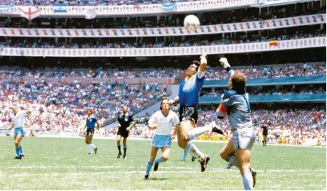  ??  ?? Das bekanntest­e Handspiel der Fußball-Geschichte: Diego Maradonas Handspiel – später von ihm „Hand Gottes“genannt – sorgt für das 1:0 für Argentinie­n bei der Weltmeiste­rschaft 1986 im Viertelfin­ale gegen England.