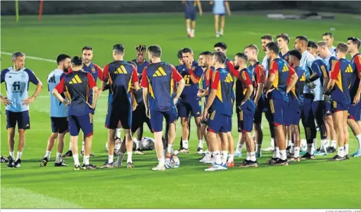  ?? JUANJO MARTÍN / EFE ?? La selección española, ayer en su primer entrenamie­nto en Doha para preparar su estreno mundialist­a del miércoles ante Costa Rica.