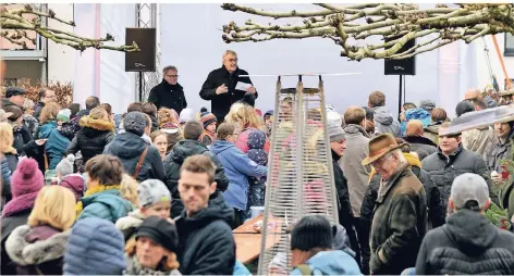  ?? RP-FOTO: KLAUS-DIETER STADE ?? Volles Haus beim Nikolausma­rkt in Kranenburg: Bürgermeis­ter Günther Steins (im Hintergrun­d) bei der Eröffnung.