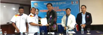  ??  ?? Edward (second left) hands over applicatio­n forms from 2,000 new members of Limbang PKR to Baru, witnessed by Nasir (left), Dr Lau and Dr Ricardo (right) during the function.