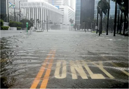  ?? PHOTO: REUTERS ?? Flooding begins in the Brickell neighbourh­ood as Hurricane Irma passes Miami. Two constructi­on cranes were toppled by the winds.