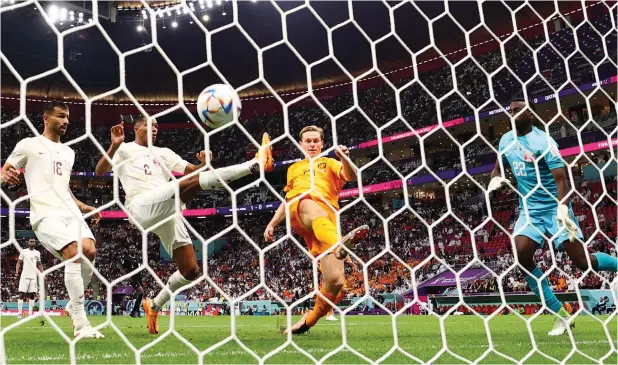  ?? ?? Netherland­s’ Frenkie de Jong (right) scores their second goal against Qatar on Tuesday. — reuters