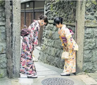  ?? [ Getty ] ?? Diese beiden Frauen reden Japanisch miteinande­r. Aber ihr Vokabular hängt von ihrer Beziehung ab.