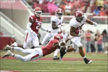  ?? MICHAEL WOODS — THE ASSOCIATED PRESS ?? Alabama receiver Irv Smith Jr. slips past Arkansas defender Santos Ramirez in the first half of Saturday’s game in Fayettevil­le, Ark. Alabama won 65-31.