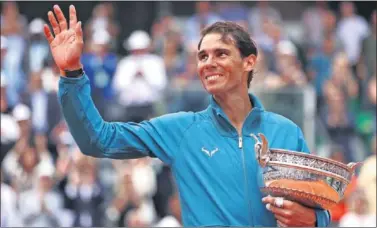  ??  ?? HISTÓRICO. Rafa Nadal saluda al público de París con su undécimo título de Roland Garros.