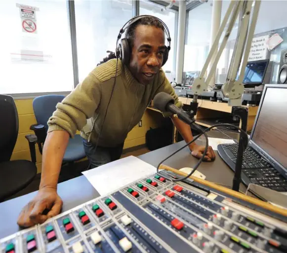  ?? RICK EGLINTON/TORONTO STAR FILE PHOTO ?? Ron Nelson talks to his listeners over the air at CKLN radio in 2011. Nelson helped launch many careers, including Maestro Fresh Wes and Michie Mee.