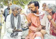  ?? HT PHOTO ?? Former AAP leader Yogendra Yadav interacts with farmers in Kanpur on Monday.