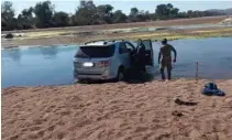  ??  ?? One of the smuggled cars a Toyota Fortuner that was intercepte­d by the South African National Defence Forces in Limpopo River, Beitbridge