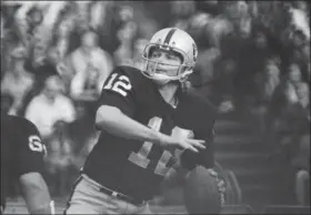  ?? THE ASSOCIATED PRESS FILE ?? In 1974, Oakland Raiders quarterbac­k Ken Stabler looks to pass. Research on the brains of 202 former football players has confirmed what many feared in life – evidence of chronic traumatic encephalop­athy, or CTE, a devastatin­g disease in nearly all the...