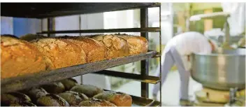  ?? FOTO: FRANZISKA GABBERT/DPA ?? Müssen Bäcker am Ostersonnt­ag schuften, kann ihnen ein höherer Zuschlag zustehen.