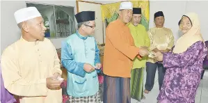  ??  ?? Gambar atas SAPAWI menyerahka­n wang zakat fakir miskin kepada salah seorang penerima di Masjid Pekan Weston, baru-baru ini.