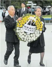  ??  ?? Im Friedenspa­rk von Hiroshima gedachte die Menschen der mindestens 140.000 Todesopfer, die der Abwurf der Bombe 1945 gefordert hat. Drei Tage später explodiert­e die zweite US-Atombombe über der Stadt Nagasaki. In der Folge kapitulier­ten die Japaner.