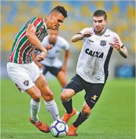  ?? Luciano BeLford ?? Richard protege a bola. O meio de campo foi inoperante no jogo