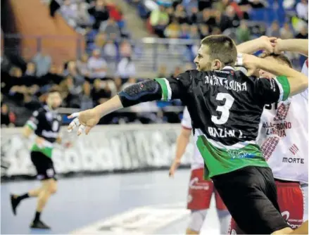  ?? Foto: Fernando Álvarez ?? Antonio Bazán, en pleno lanzamient­o durante el partido de ayer.