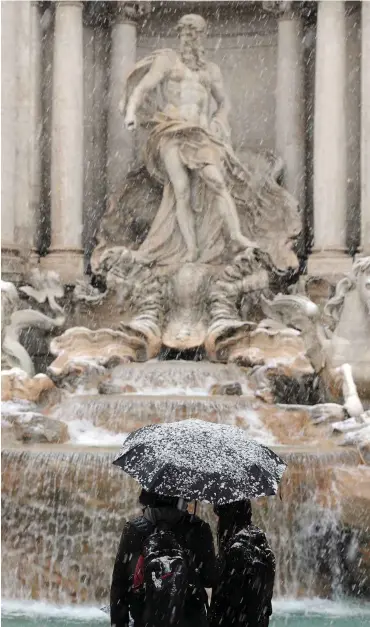  ?? Foto: AFP/Gabriel Bouys ?? Der Trevi-Brunnen in Rom – klimatisch und politisch steht Italien vor der Schockstar­re.