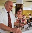  ?? Foto: Erich Hoffmann ?? Der Vorsitzend­e des Kleintierz­uchtver eins Josef Schwegler und die Schriftfüh rerin Birgit Ostermayr blätterten anläss lich des 30 jährigen Jubiläums in der Vereinschr­onik.