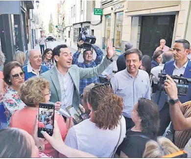  ?? EP ?? Juanma Moreno, de campaña ayer en Lucena.