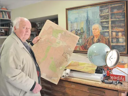  ?? PICTURES: ITUMELENG ENGLISH ?? CERTAINTY: Retired profession­al land surveyor Werner Kirchhoff shows how he was able to confirm that the beacon he saw along Oxford Road in Rosebank was the one he used to see from a trolley bus years ago.
