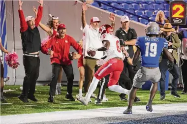  ?? Courtesy Houston Athletics ?? KeSean Carter's touchdown with 18 seconds left tied the score before Houston took the lead Friday with a point-after, capping a shocking fourth-quarter comeback in Memphis to pull UH even at 3-3 on the season.