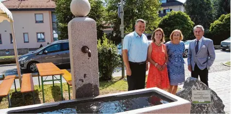  ?? Foto: Alf Geiger ?? Marie Luise Vorwerk (2. von links) und Hans Joachim Kania (rechts) haben der Stadt Bad Wörishofen einen neuen Brunnen vor dem Guggerhaus geschenkt. Darüber freuen sich auch Bürgermeis­ter Paul Gruschka (links) und seine Frau Gertraud.