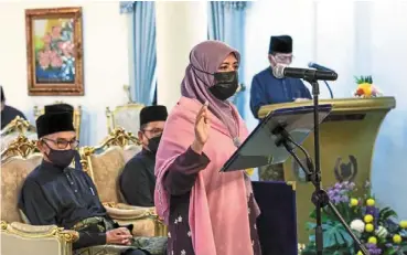 ?? ?? Solemn promise: Wan badariah taking heroathasa state executive councillor before tuanku Syed Sirajuddin during the swearing-in ceremony in Istana arau yesterday. — bernama