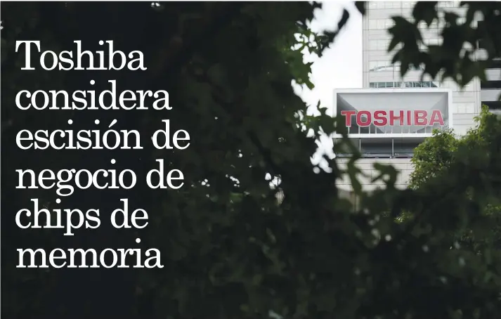  ??  ?? Toshiba podría vender una participac­ión del 20% en las operacione­s de chips por hasta 300 mil millones de yenes ($2.700 millones). Bloomberg/La República