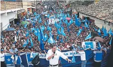  ?? FOTO: CORTESÍA PN ?? Hernández pintó de azul las pampas olanchanas y la tierra del maíz, donde le pidieron que siga en el poder por cuatro años más.