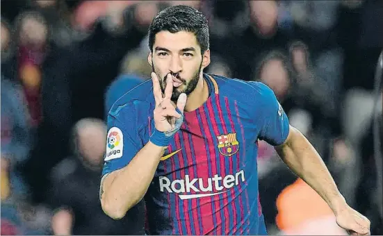  ?? LLUIS GENE / AFP ?? El davanter uruguaià Luis Suárez celebrant el gol que va fer contra el València dijous passat