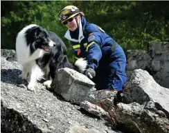  ??  ?? Monique Biver-Kirsch und ihr Hund Robin suchen nach Verschütte­ten.