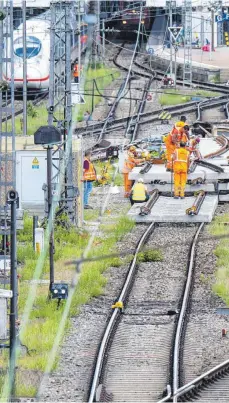 ?? FOTO: SVEN HOPPE/DPA ?? Gleisarbei­ten am Münchner Hauptbahnh­of: Die Bahn will Instandhal­tungsarbei­ten am Netz anders – und besser – organisier­en als bisher.