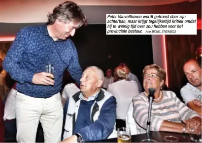  ?? Foto MICHEL STEENSELS ?? Peter Vanvelthov­en wordt getroost door zijn achterban, maar krijgt tegelijker­tijd kritiek omdat hij te weinig tijd over zou hebben voor het provincial­e bestuur.