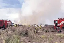  ?? SOURCE: CIVIL DEFENSE OFFICE OF DURANGO ?? Rescue workers and firefighte­rs are seen at the site where an Aeromexico airliner crashed and subsequent­ly burned in a field near the airport of Durango, Mexico, on Tuesday.