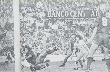  ?? FOTO: ANTONIO CALVO PEDRÓS ?? Marcos Alonso cazó al vuelo un centro de Julio Alberto en la final de Copa de 1983 ante el Madrid en La Romareda