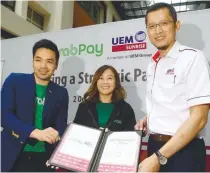  ?? ZULKIFLI ERSAL/ THESUN ?? From left: Grab Malaysia country head Sean Goh, GrabPay Malaysia, Singapore and Philippine­s managing director Ooi Huey Tyng and Anwar during the signing ceremony yesterday.