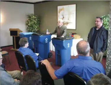  ?? RICHARD PAYERCHIN — THE MORNING JOURNAL ?? Dave Kidder, area municipal services manager for Republic Services Inc., center, on March 29, displays examples of the wheeled garbage cans that will be distribute­d in Lorain starting in April. Lorainites who came out to a March 29, 2017, town hall...