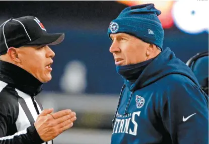  ??  ?? Mike Mularkey dirigió el sábado su último juego con los Titanes