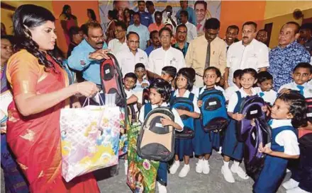  ?? PIC BY MOHD ASRI SAIFUDDIN MAMAT ?? MIC president Datuk Seri Dr S. Subramania­m (centre) and MIC deputy president Datuk P. Kamalanath­an (third from right) at a Back To School programme at SJKT Simpang Lima in Kota Raja, Klang, yesterday.