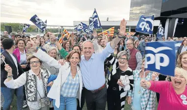  ?? ?? Natalia Chueca y Jorge Azcón, en el cierre de campaña del PP de Aragón celebrado ayer en Zaragoza.