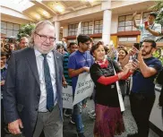  ?? Melissa Phillip / Staff photograph­er ?? Dr. Jim Allison, left, a pioneer in the field of immunother­apy, walks through a procession at MD Anderson Cancer Center on Friday as part of a celebratio­n of his Nobel Prize in medicine.