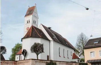  ?? Fotos: Michael Lindner, Ulrich Schießl ?? Das Dach der katholisch­en Pfarrkirch­e St. Vitus in Oberottmar­shausen wird saniert. Deshalb muss der Kirchturm eingerüste­t werden.