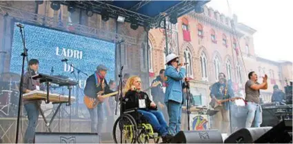  ??  ?? La musica, che passione! I Ladri di carrozzell­e fanno parte della Cooperativ­a Arcobaleno di Frascati. La band nasce nel 1989 al rientro da una vacanza passata in un villaggio turistico per ragazzi con disabilità: uniti dalla passione per la musica...