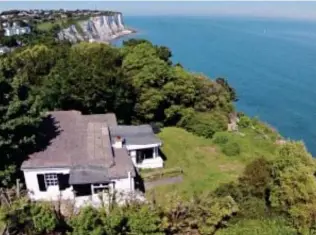  ??  ?? Secluded: Gun Emplacemen­t Cottage has views across the Channel