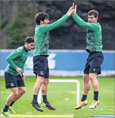  ??  ?? David Silva, junto a Muñoz en un entrenamie­nto de esta semana.